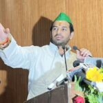 6 सालो के लिए घर और पार्टी से निकलने के बाद क्या लालू के लाल निर्दलीय चुनाव जीत पाएंगे? बिहार के पूर्व मुख्यमंत्री लालू प्रसाद यादव के बड़े लाल तेज प्रताप यादव अक्सर अपनी हरकतों के लिए सुरखियों में रहते हैं, कुछ दिनों पहले एक सोशल मीडिया (फेसबुक) के पोस्ट से सनसनी फेल गई. दअरसल पोस्ट में खुद तेज प्रताप यादव अपनी माशूका के साथ पोस्ट में बताया कि वो दोनों 12 साल से रिलेशनशिप में है. तेज प्रताप के फेसबुक पर लिखे पोस्ट में लिखा, हम दोनों पिछले 12 साल से एक-दूसरे को जानते हैं. प्यार भी करते हैं. इस पोस्ट के साथ तेज प्रताप यादव ने जो तस्वीर पोस्ट की है, उसमें वो एक लड़की के साथ नजर आ रहे हैं. हालांकि बाद में तेज प्रताप यादव के फेसबुक से यह पोस्ट को हटा दिया गया है. अब तेज प्रताप यादव ने सोशल मीडिया मंच एक्स पर लिखा कि उनका फेसबुक अकाउंक हैक किया गया. हालाँकि कुछ देर के बाद उन्होंने खुद इस पोस्ट को डिलीट कर दिया तेज प्रताप यादव ने लिखा - मेरे सोशल मीडिया प्लेटफॉर्म को हैक एवं मेरी तश्वीरों को गलत तरीके से एडिट कर मुझे और मेरे परिवार वालों को परेशान और बदनाम किया जा रहा है. मैं अपने शुभचिंतकों और फॉलोवर्स से अपील करता हूं कि वे सतर्क रहें और किसी भी अफ़वाह पर ध्यान न दें. फिर जैसे ही पोस्ट वायरल होने लगे, फिर पुरे देशभर में ये बात फ़ैल गयी, अगले दिन उनके पिता ने ट्विटर पर पोस्ट करते हुए लिखा "निजी जीवन में नैतिक मूल्यों की अनदेखी सामाजिक न्याय के हमारे सामूहिक संघर्ष को कमज़ोर करती है। ज्येष्ठ पुत्र के कार्यकलाप, सार्वजनिक आचरण और गैर-ज़िम्मेदाराना व्यवहार हमारे पारिवारिक मूल्यों और परंपराओं के अनुरूप नहीं हैं। अतः उपरोक्त परिस्थितियों के कारण मैं उन्हें पार्टी और परिवार से निष्कासित करता हूँ। अब से पार्टी और परिवार में उनकी किसी भी प्रकार की कोई भूमिका नहीं रहेगी। उन्हें पार्टी से 6 वर्ष के लिए निष्कासित किया जाता है।" पार्टी और परिवार से निकाले जाने के बाद तेज प्रताप यादव अब अकेले ही अपने सियासी सफर पर निकल चुके हैं. बीते कुछ दिनों से तेज प्रताप काफी सक्रिय दिखाई दे रहे हैं. उन्होंने हाल ही में 'तेज प्रताप टीम' का ऐलान किया है, जिसमें उन्होंने बिहार के युवाओं से जुड़ने की अपील की है. इतना ही नहीं तेज प्रताप ने बिहार की महुआ सीट से निर्दलीय चुनाव लड़ने का ऐलान भी कर दिया है. हल ही में बिहार विधानसभा में सर पर हो रहे हंगामे को लेकर जब उनके भाई तेजस्वी यादव और उप मुख्यमंत्री सम्राट चौधरी के बीच झड़प में उन्होंने कहा की हम वह नहीं वर्ना किसी की हिम्मत नहीं होती. अब देखना ये है की क्या वे निर्दलीय जीत पाएंगे?