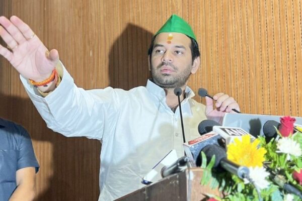 6 सालो के लिए घर और पार्टी से निकलने के बाद क्या लालू के लाल निर्दलीय चुनाव जीत पाएंगे? 6 सालो के लिए घर और पार्टी से निकलने के बाद क्या लालू के लाल निर्दलीय चुनाव जीत पाएंगे? बिहार के पूर्व मुख्यमंत्री लालू प्रसाद यादव के बड़े लाल तेज प्रताप यादव अक्सर अपनी हरकतों के लिए सुरखियों में रहते हैं, कुछ दिनों पहले एक सोशल मीडिया (फेसबुक) के पोस्ट से सनसनी फेल गई. दअरसल पोस्ट में खुद तेज प्रताप यादव अपनी माशूका के साथ पोस्ट में बताया कि वो दोनों 12 साल से रिलेशनशिप में है. तेज प्रताप के फेसबुक पर लिखे पोस्ट में लिखा, हम दोनों पिछले 12 साल से एक-दूसरे को जानते हैं. प्यार भी करते हैं. इस पोस्ट के साथ तेज प्रताप यादव ने जो तस्वीर पोस्ट की है, उसमें वो एक लड़की के साथ नजर आ रहे हैं. हालांकि बाद में तेज प्रताप यादव के फेसबुक से यह पोस्ट को हटा दिया गया है. अब तेज प्रताप यादव ने सोशल मीडिया मंच एक्स पर लिखा कि उनका फेसबुक अकाउंक हैक किया गया. हालाँकि कुछ देर के बाद उन्होंने खुद इस पोस्ट को डिलीट कर दिया तेज प्रताप यादव ने लिखा - मेरे सोशल मीडिया प्लेटफॉर्म को हैक एवं मेरी तश्वीरों को गलत तरीके से एडिट कर मुझे और मेरे परिवार वालों को परेशान और बदनाम किया जा रहा है. मैं अपने शुभचिंतकों और फॉलोवर्स से अपील करता हूं कि वे सतर्क रहें और किसी भी अफ़वाह पर ध्यान न दें. फिर जैसे ही पोस्ट वायरल होने लगे, फिर पुरे देशभर में ये बात फ़ैल गयी, अगले दिन उनके पिता ने ट्विटर पर पोस्ट करते हुए लिखा "निजी जीवन में नैतिक मूल्यों की अनदेखी सामाजिक न्याय के हमारे सामूहिक संघर्ष को कमज़ोर करती है। ज्येष्ठ पुत्र के कार्यकलाप, सार्वजनिक आचरण और गैर-ज़िम्मेदाराना व्यवहार हमारे पारिवारिक मूल्यों और परंपराओं के अनुरूप नहीं हैं। अतः उपरोक्त परिस्थितियों के कारण मैं उन्हें पार्टी और परिवार से निष्कासित करता हूँ। अब से पार्टी और परिवार में उनकी किसी भी प्रकार की कोई भूमिका नहीं रहेगी। उन्हें पार्टी से 6 वर्ष के लिए निष्कासित किया जाता है।" पार्टी और परिवार से निकाले जाने के बाद तेज प्रताप यादव अब अकेले ही अपने सियासी सफर पर निकल चुके हैं. बीते कुछ दिनों से तेज प्रताप काफी सक्रिय दिखाई दे रहे हैं. उन्होंने हाल ही में 'तेज प्रताप टीम' का ऐलान किया है, जिसमें उन्होंने बिहार के युवाओं से जुड़ने की अपील की है. इतना ही नहीं तेज प्रताप ने बिहार की महुआ सीट से निर्दलीय चुनाव लड़ने का ऐलान भी कर दिया है. हल ही में बिहार विधानसभा में सर पर हो रहे हंगामे को लेकर जब उनके भाई तेजस्वी यादव और उप मुख्यमंत्री सम्राट चौधरी के बीच झड़प में उन्होंने कहा की हम वह नहीं वर्ना किसी की हिम्मत नहीं होती. अब देखना ये है की क्या वे निर्दलीय जीत पाएंगे?