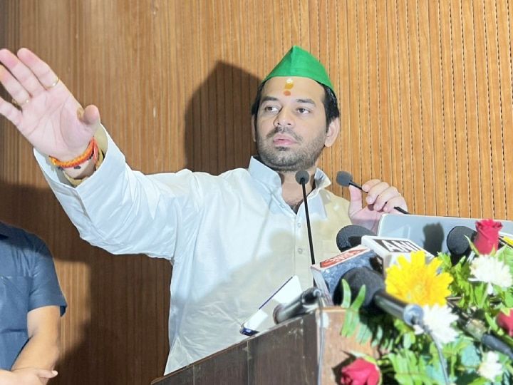 6 सालो के लिए घर और पार्टी से निकलने के बाद क्या लालू के लाल निर्दलीय चुनाव जीत पाएंगे? बिहार के पूर्व मुख्यमंत्री लालू प्रसाद यादव के बड़े लाल तेज प्रताप यादव अक्सर अपनी हरकतों के लिए सुरखियों में रहते हैं, कुछ दिनों पहले एक सोशल मीडिया (फेसबुक) के पोस्ट से सनसनी फेल गई. दअरसल पोस्ट में खुद तेज प्रताप यादव अपनी माशूका के साथ पोस्ट में बताया कि वो दोनों 12 साल से रिलेशनशिप में है. तेज प्रताप के फेसबुक पर लिखे पोस्ट में लिखा, हम दोनों पिछले 12 साल से एक-दूसरे को जानते हैं. प्यार भी करते हैं. इस पोस्ट के साथ तेज प्रताप यादव ने जो तस्वीर पोस्ट की है, उसमें वो एक लड़की के साथ नजर आ रहे हैं. हालांकि बाद में तेज प्रताप यादव के फेसबुक से यह पोस्ट को हटा दिया गया है. अब तेज प्रताप यादव ने सोशल मीडिया मंच एक्स पर लिखा कि उनका फेसबुक अकाउंक हैक किया गया. हालाँकि कुछ देर के बाद उन्होंने खुद इस पोस्ट को डिलीट कर दिया तेज प्रताप यादव ने लिखा - मेरे सोशल मीडिया प्लेटफॉर्म को हैक एवं मेरी तश्वीरों को गलत तरीके से एडिट कर मुझे और मेरे परिवार वालों को परेशान और बदनाम किया जा रहा है. मैं अपने शुभचिंतकों और फॉलोवर्स से अपील करता हूं कि वे सतर्क रहें और किसी भी अफ़वाह पर ध्यान न दें. फिर जैसे ही पोस्ट वायरल होने लगे, फिर पुरे देशभर में ये बात फ़ैल गयी, अगले दिन उनके पिता ने ट्विटर पर पोस्ट करते हुए लिखा "निजी जीवन में नैतिक मूल्यों की अनदेखी सामाजिक न्याय के हमारे सामूहिक संघर्ष को कमज़ोर करती है। ज्येष्ठ पुत्र के कार्यकलाप, सार्वजनिक आचरण और गैर-ज़िम्मेदाराना व्यवहार हमारे पारिवारिक मूल्यों और परंपराओं के अनुरूप नहीं हैं। अतः उपरोक्त परिस्थितियों के कारण मैं उन्हें पार्टी और परिवार से निष्कासित करता हूँ। अब से पार्टी और परिवार में उनकी किसी भी प्रकार की कोई भूमिका नहीं रहेगी। उन्हें पार्टी से 6 वर्ष के लिए निष्कासित किया जाता है।" पार्टी और परिवार से निकाले जाने के बाद तेज प्रताप यादव अब अकेले ही अपने सियासी सफर पर निकल चुके हैं. बीते कुछ दिनों से तेज प्रताप काफी सक्रिय दिखाई दे रहे हैं. उन्होंने हाल ही में 'तेज प्रताप टीम' का ऐलान किया है, जिसमें उन्होंने बिहार के युवाओं से जुड़ने की अपील की है. इतना ही नहीं तेज प्रताप ने बिहार की महुआ सीट से निर्दलीय चुनाव लड़ने का ऐलान भी कर दिया है. हल ही में बिहार विधानसभा में सर पर हो रहे हंगामे को लेकर जब उनके भाई तेजस्वी यादव और उप मुख्यमंत्री सम्राट चौधरी के बीच झड़प में उन्होंने कहा की हम वह नहीं वर्ना किसी की हिम्मत नहीं होती. अब देखना ये है की क्या वे निर्दलीय जीत पाएंगे?