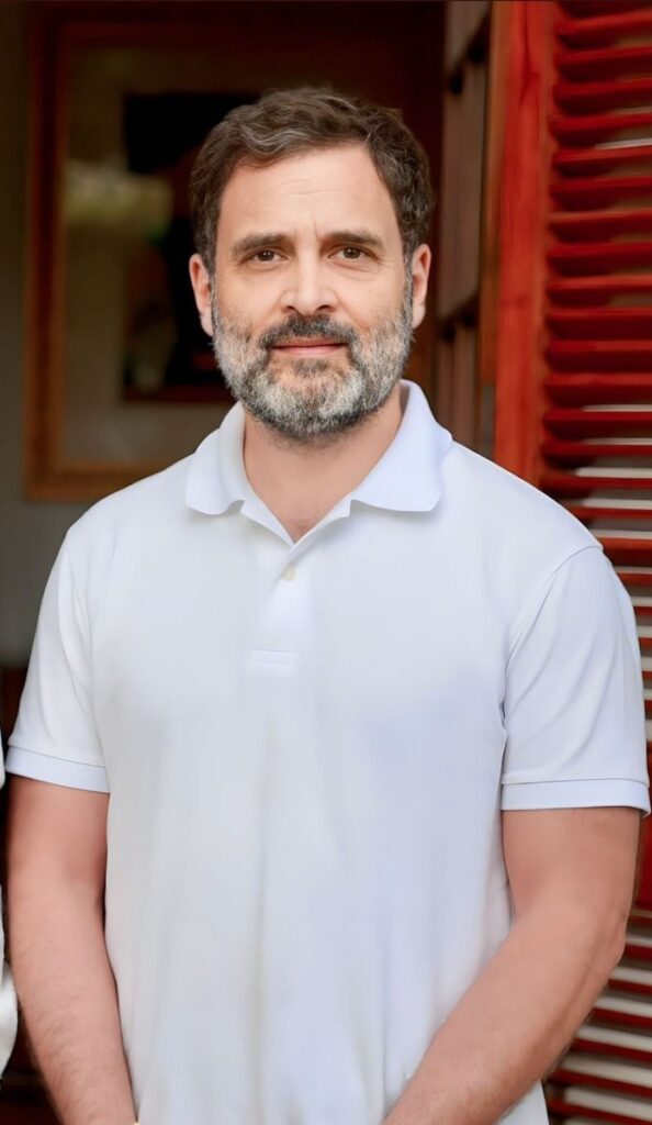 क्या है पूरा मामला
दरभंगा जिले के सिमरी थाना क्षेत्र में कांग्रेस की सभा चल रही थी. इसी दौरान रिजवी उर्फ राजा मंच पर पहुंचा और माइक से पीएम मोदी को गाली देने लगा. सभा में मौजूद लोगों ने उसे तुरंत रोका, लेकिन इस दौरान किसी ने वीडियो बना लिया. यह वीडियो सोशल मीडिया पर वायरल होते ही विवाद गहराया और पुलिस हरकत में आई.

दरभंगा की यह घटना अब राज्य की राजनीति में गरमा गई है. कांग्रेस नेताओं का कहना है कि यह व्यक्तिगत कृत्य था और पार्टी का इससे कोई संबंध नहीं है. वहीं बीजेपी नेताओं का कहना है कि कांग्रेस के संरक्षण में ही ऐसा माहौल बनाया गया है. फिलहाल, पुलिस आरोपी से पूछताछ कर रही है और मामले की जांच जारी है.